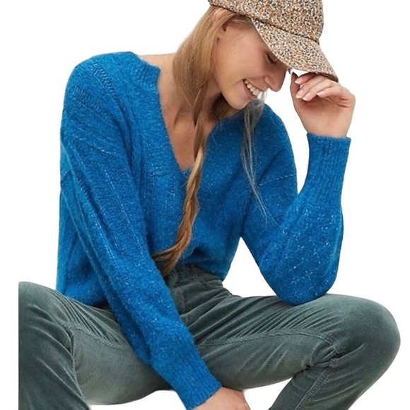 NWT ANTHROPOLOGIE Pilcro Maggie Blue Fuzzy Soft V-Neck Sweater - Sz Medium - Picture 1 of 7
